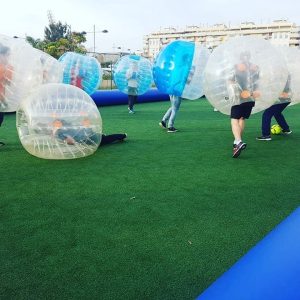 Personas jugando al fútbol de burbuja en las instalaciones de Bubble Soccer.