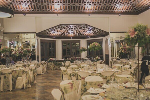 Comunión en el salón interior de Hacienda La Capilla en Molina