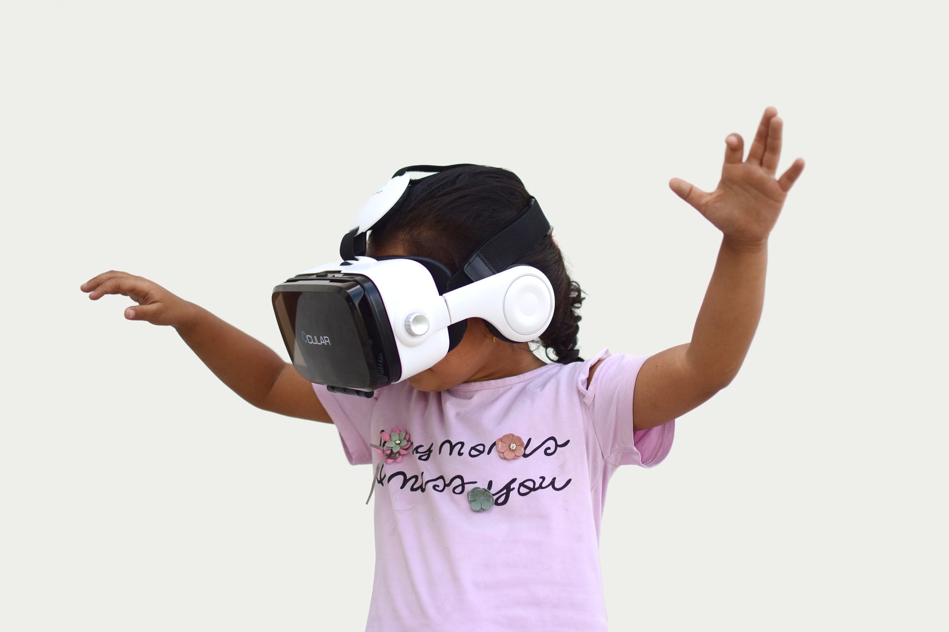 Niña jugando a realidad virtual