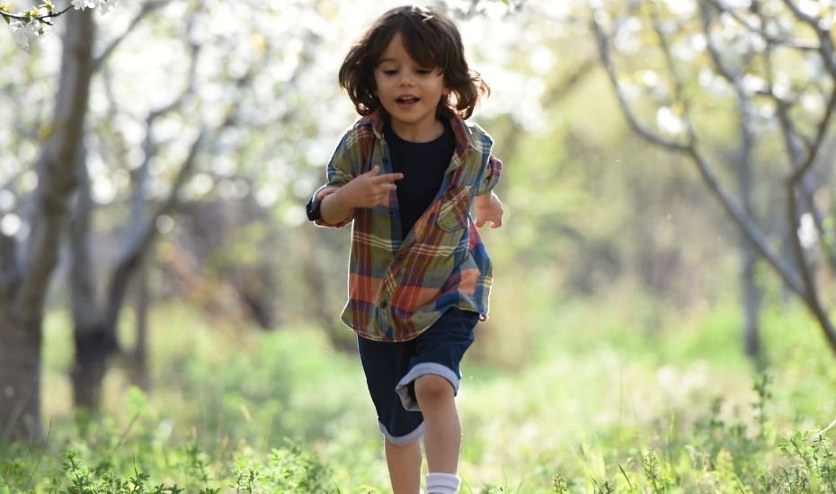 Pequeño corriendo por el campo