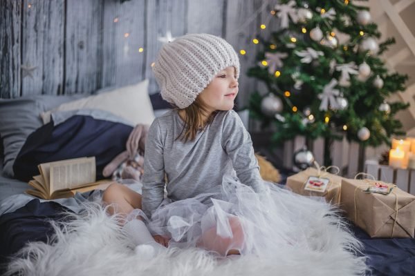 Niña con sus regalos de navidad.