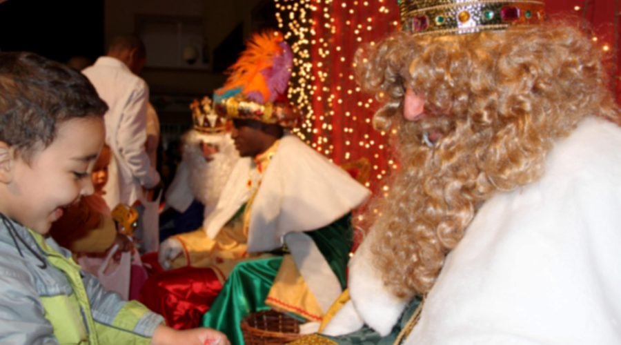 Actividades de Navidad en Málaga Niño en la cablagata de Reyes Magos