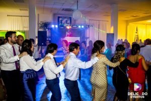 Invitados bailando con la animación musical de Delicado Eventos.