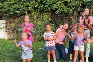 Juegos de animación infantil en jardín.