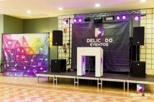 Equipo de música y animación musical en una celebración.
