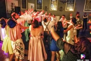 Invitados bailando y disfrutando con la animación musical.