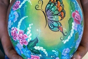 Belly Painting de mariposa.