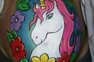 Barriga pintada de unicornio para baby shower.