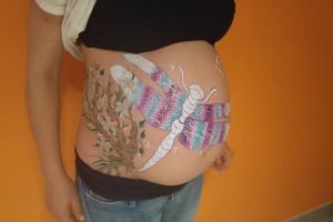 Bonita pintura de barriga para embarazadas