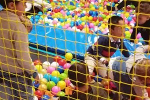 Bolas de colores en camas elásticas - DiverJump