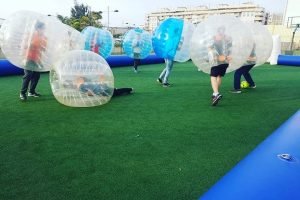 Personas jugando al fútbol de burbuja en las instalaciones de Bubble Soccer.