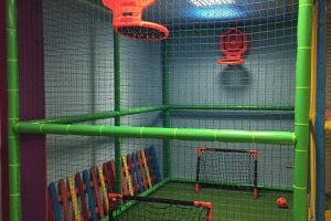 Campo de fútbol en local para fiestas infantiles.
