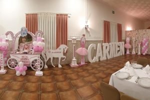 Carrito de chucherías, letras e imágenes decorativas para comunión.