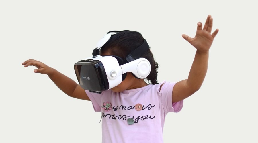Niña jugando a realidad virtual