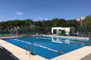 Piscina exterior en Vals Sport Cónsul.