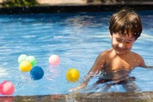 Cumpleaños infantil en piscina.