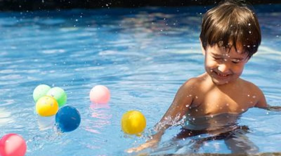 Cumpleaños infantil en piscina.
