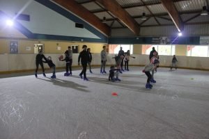 Niños y adultos patinando sobre hielo en Benalmádena.