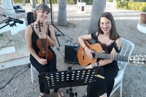 Guitarrista y violinista en comunión.