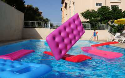 Fiesta de cumpleaños en la piscina