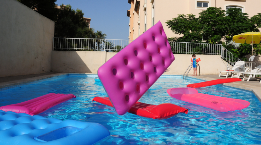 Fiesta de cumpleaños en la piscina