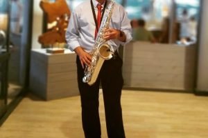 Saxofonista solista Jerry Erola