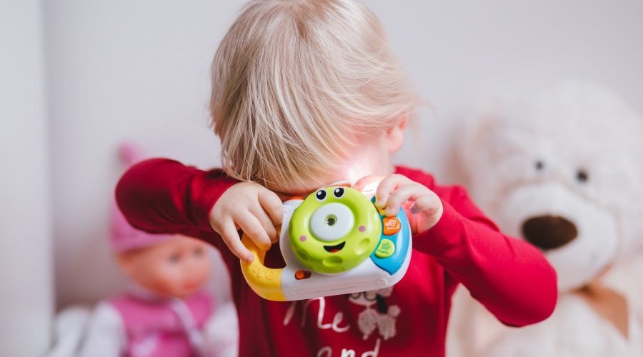 Niño jugando en su habitación.