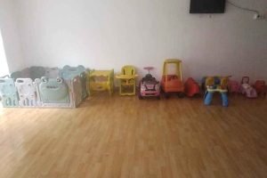 Correpasillos y juegos para bebés en local de celebraciones en Málaga.