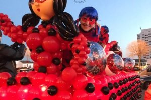 Ladybug gigante hecha con globos