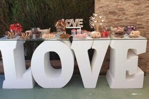 Mesa dulce con letras para eventos.