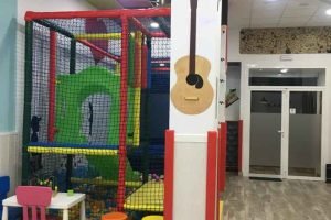 Local de celebraciones con parque infantil Anhi Park