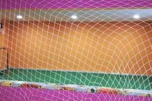 Mini campo de fútbol en local de fiestas infantiles.