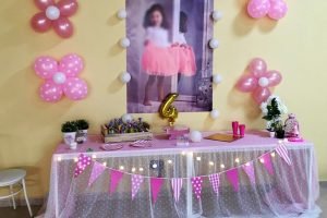 Mesa dulce con flores.