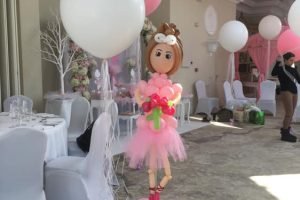 Niña hecha de globos de Garland Fantasía