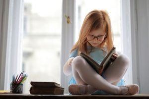 Niña leyendo cuentos infantiles