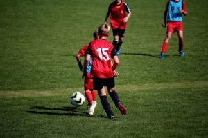 Niños jugando al fútbol