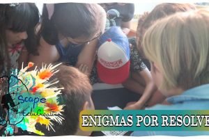 Niños trabajando en equipo en un escape room