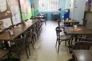 Cafetería en parque infantil para cumpleaños.