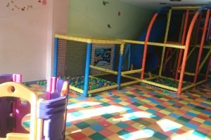Parque de bolas en Cafetería Nemo de Benalmádena.