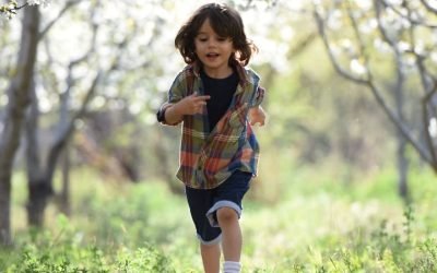 Pequeño corriendo por el campo