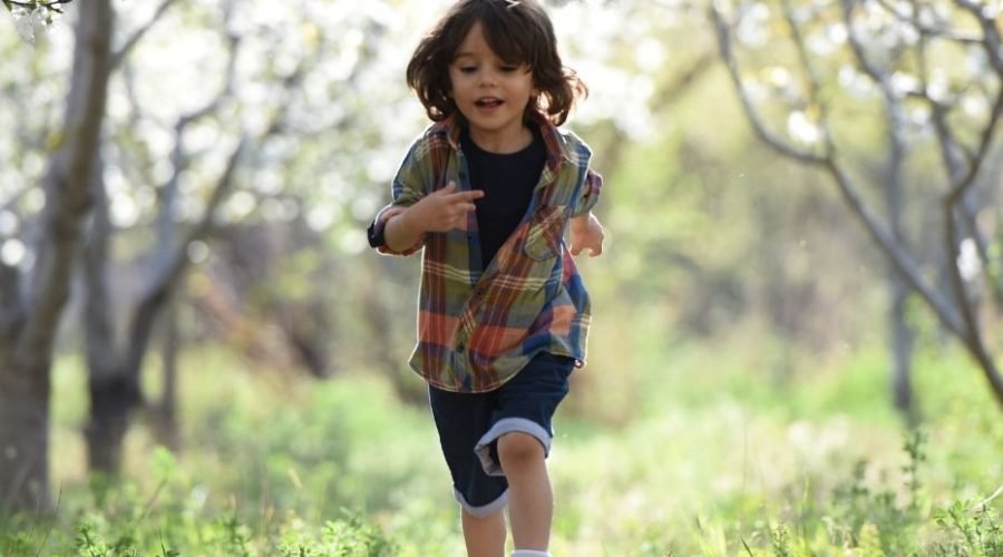 Pequeño corriendo por el campo