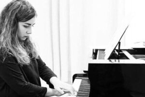 Pianista tocando en un evento.