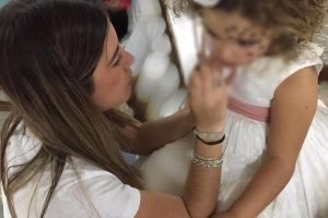 Monitora de Partty Kids realizando pintacaras