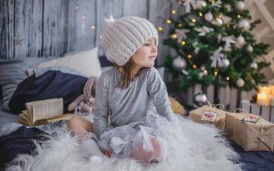 Niña con sus regalos de navidad.