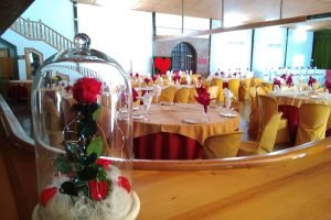 Salón decorado con rosas. Restaurante Río Grande Cártama