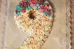 Tarta con forma de número para cumpleaños en Málaga.
