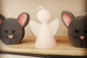 Velas personalizadas con forma de ángel o animales para fiestas infantiles.