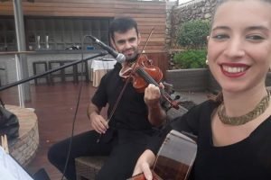 Dúo À Piacere tocando en fiesta.