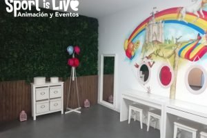 Zona de disfraces y actividades para fiestas infantiles en Málaga