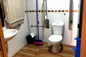 baño con cambiador en local de fiestas.jpeg